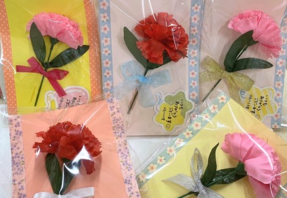 🌹職員でカーネーションを作りお渡ししました🌹（長丘）