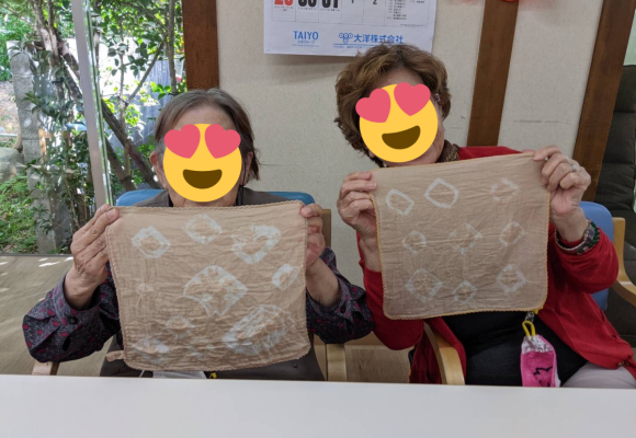 【長丘】紅茶でハンカチの絞り染め